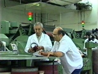 TRABAJADOR OREJERAS 02